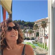 Insegnante primaria impartisce lezioni d'italiano a stranieri e a studenti di scuola secondaria di primo grado e primaria